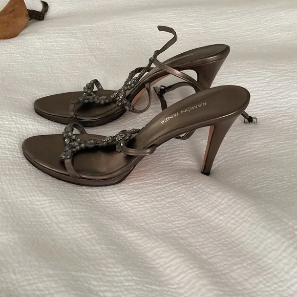 Ramon Tenza Fancy Evening Sandal Size 11.  Smoky gemstones.  One heel has scuff. - Picture 6 of 6